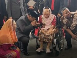 Gestur Prabowo Berlutut dan Cium Tangan Istri Gus Dur