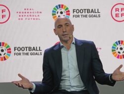 FIFA Sanksi Presiden Federasi Sepakbola Spanyol Usai Cium Pemain