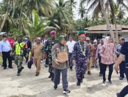 Warga Pulau Mapia Papua Menangis Diajak Mensos Risma Operasi Katarak