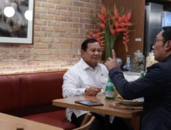 Momen Prabowo Makan Malam Bareng Ridwan Kamil hingga Dapat Oleh-oleh Cilok