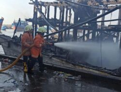 Kapal Terbakar di Muara Baru Jakut, 8 Unit Damkar Dikerahkan