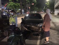 Mobil Tabrak Separator Busway di Jl Gatsu Jakpus hingga Ringsek