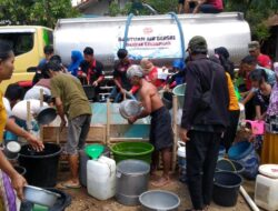 Dilanda Kekeringan, Warga di Lebak Serbu Truk Tangki Bantuan Air Bersih