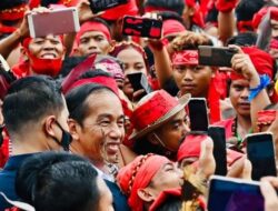 Serunya Jokowi Selfie Bareng Warga Usai Sambutan di IKN Nusantara