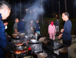 Momen Jokowi Makan Nasi Goreng Bareng Menteri dan Penggiat Seni di IKN