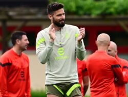 Giroud Pede Bisa Main di Derby Milan