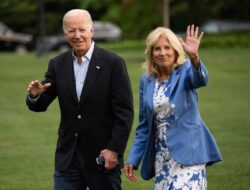 Biden Akan Pakai Masker Usai Ibu Negara AS Kembali Terinfeksi COVID-19