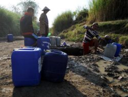 Warga Juwangi Manfaatkan Sisa Air Sungai yang Keruh untuk Cuci-Mandi