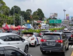 Puncak Diserbu Wisatawan Siang Ini, Lalin di Simpang Gadog Macet