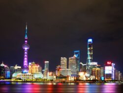 Melihat Gemerlap Lampu Kota Shanghai China di Malam Hari