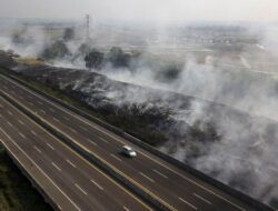 Pendinginan Sisa Kebakaran TPS Ilegal di Samping Tol Cibitung-Cilincing