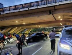 Kecelakaan Pesepeda Vs Mobil di Kolong Flyover Semanggi, 1 Orang Terluka