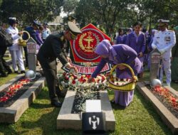 Momen Keluarga Besar TNI Tabur Bunga di TMP Kalibata