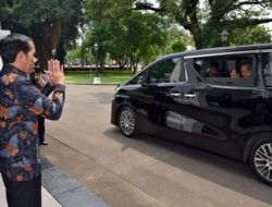 Jokowi Antar SBY ke Mobil Usai Pertemuan di Istana Bogor