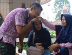 Momen Eks Satpam TMII Minta Maaf Sambil Cium Tangan Ibu Pedagang