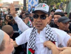 Bebas dari Lapas Salemba, Munarman Pakai Syal dan Topi Palestina