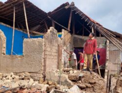 Rumah Warga di Caringin Bogor Ambruk Diterpa Angin Kencang