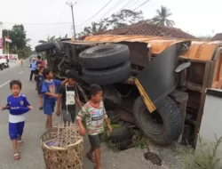 Tak Kuat Nanjak, Truk Terguling hingga Timpa Rumah Warga di Bogor