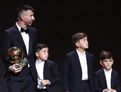 Foto: Mateo Sudah Tak Sabar Punya Ballon d'Or seperti Papa Messi ya?