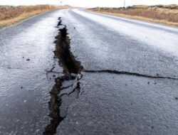 Jalan di Islandia Banyak Retakan Imbas Aktivitas Gunung Berapi