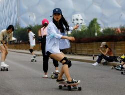 Aksi Puluhan Remaja Perempuan California di Atas Skateboard