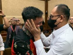 Haru Biru Pertemuan Ayah-Anak Pesakitan Rafael dan Mario di Sidang