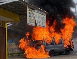 Muncul Percikan Api dari Mesin, Mobil di Tamansari Bogor Hangus Terbakar