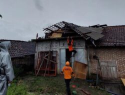 Rumah Warga di Blitar Rusak Usai Diterjang Hujan dan Angin Kencang