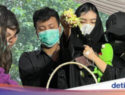 Pesan Pilu Ibunda di Makam 4 Anak Korban Pembunuhan Ayah: Jaga Kakak