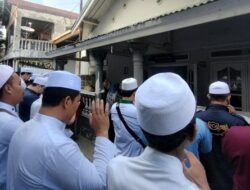 Warga Ikut Salat Jenazah Istri Habib Rizieq di Petamburan