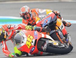 2 Momen Valentino Rossi Bikin Casey Stoner Tersinggung