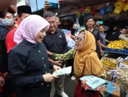 Istri Ganjar Temui Penjual di Pasar Palembang, Terima Keluhan Harga-Bansos