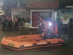 Pondok Karya Mampang Banjir, Tim SAR Evakuasi Warga Pakai Perahu Karet