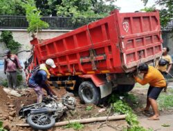 Dump Truck Tabrak 2 Motor Usai Hindari Mobil di Situbondo, 2 Orang Tewas