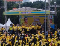 Warga Bandung Antusias Senam Gemoy Bareng Golkar Meski Diguyur Hujan