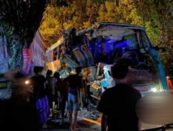 Bus Tabrak Truk di Gresik Tewaskan 4 Orang Diduga Gegara Sopir Mengantuk