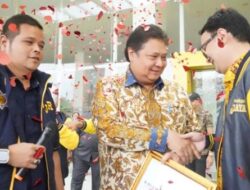 Suara Golkar Meningkat di 2024, AMPI Beri Airlangga Piagam Penghargaan