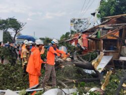 Truk-truk Berguling Tersapu Puting Beliung di Rancaekek Bandung