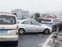 Ngerinya Seratusan Mobil Bertumpuk Imbas Jalan Licin Bersalju di China