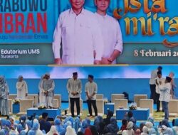 Momen Gibran Dipeluk Emak-emak Saat Hadiri Isra Miraj di UMS