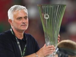 Mourinho Merasa Dikhianati, Tinggalkan Barang Ini di Ruang Ganti Roma?