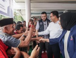 Kunjungi Warga Terdampak Banjir di Sumbar, Anies Beri Bantuan Sembako