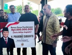 Ketua TKN Serahkan Uang Pembinaan Rp 1 M dari Prabowo untuk Semen Padang FC