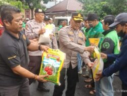 Polisi di Jaksel Bagikan Paket Sembako ke Ojol-Anak Yatim di Bulan Ramadan