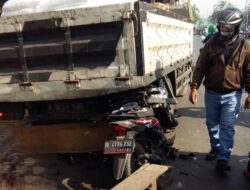 Motor Tabrak Truk di Bekasi hingga Nyangkut, Pengendara Selamat