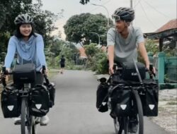 Couple Goals! Pasangan Ini Bersepeda Bandung-Makkah