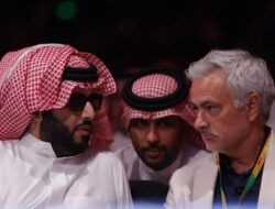 Potret Jose Mourinho Nonton Anthony Joshua Vs Francis Ngannou di Arab