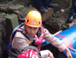 Kapolsek Terjun Langsung Cari 2 Anak yang Hanyut Terseret Arus di Kali Mampang