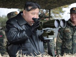 Kim Jong Un Naik Mobil Hadiah Putin-Awasi Latihan Pasukan Penerjun Korut