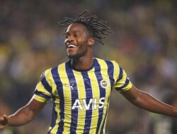 Ricuh di Liga Turki, Eks Striker Chelsea Tendang Suporter Lawan